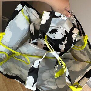 NIB Thirty-One Soft Utility Tote White Poppy